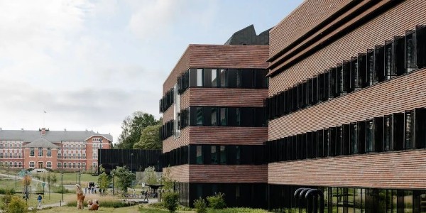 Henning Larsen 設(shè)計的挪威生命科學大學龐大的獸醫(yī)大樓在奧斯陸開業(yè)