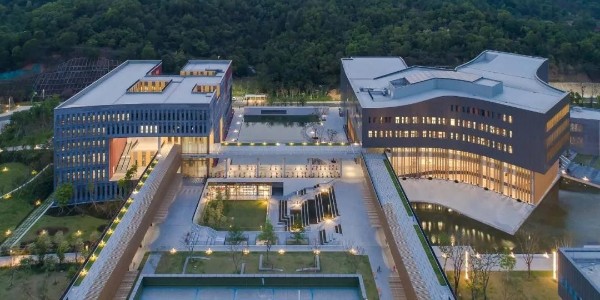 在建筑與自然、垂直與水平之間創(chuàng)造了一種發(fā)現(xiàn)感