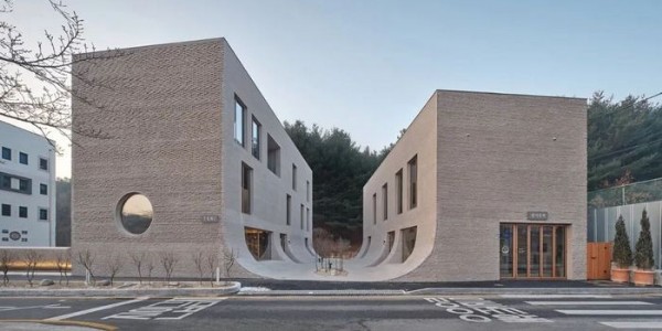 咖啡館混凝土磚外墻流入中央庭院，簡潔張力