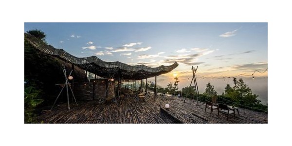 越南鄉(xiāng)村的戶外咖啡館，獨(dú)特的穿孔木屋頂